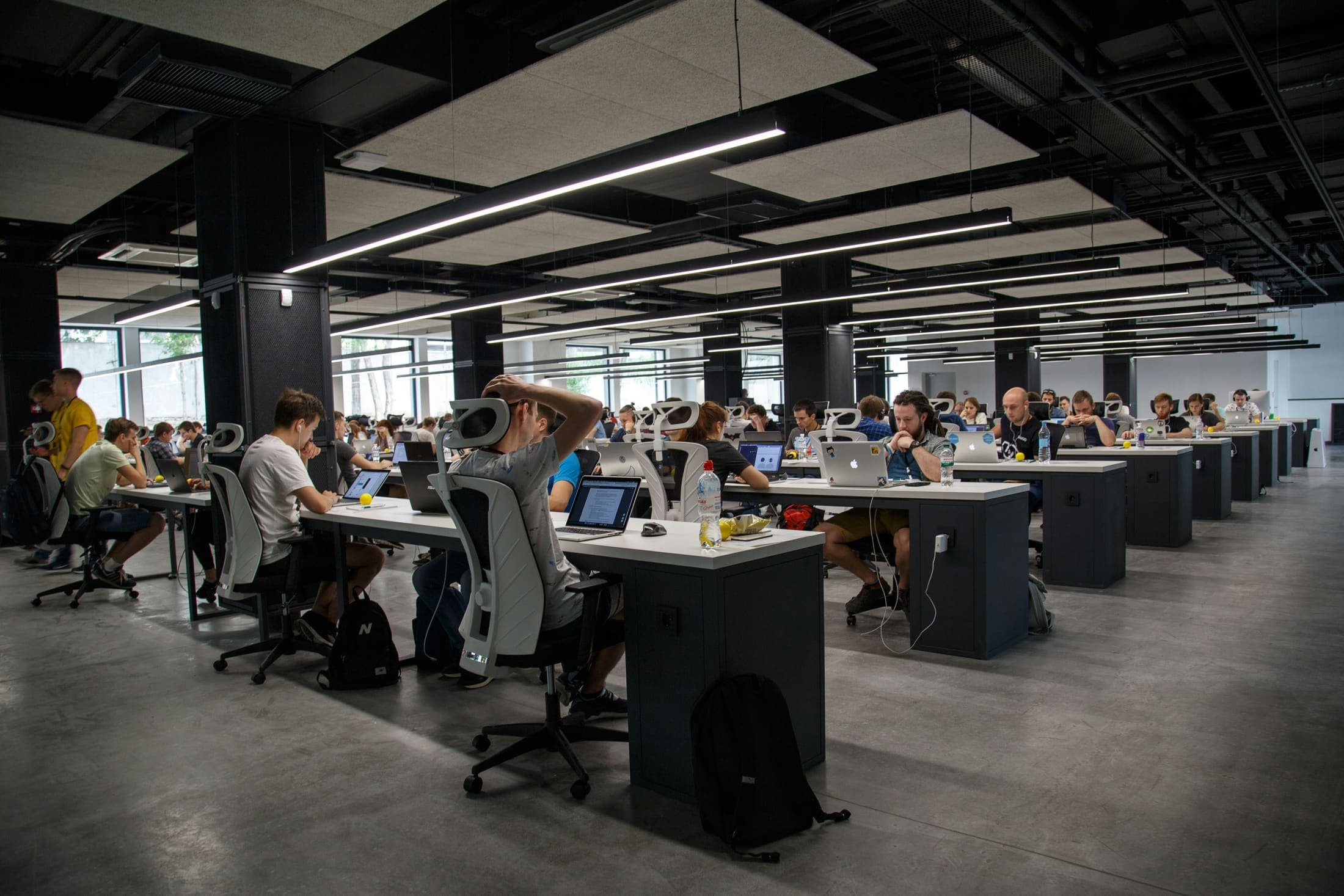 Time de engenharia trabalhando em estações de desenvolvimento
