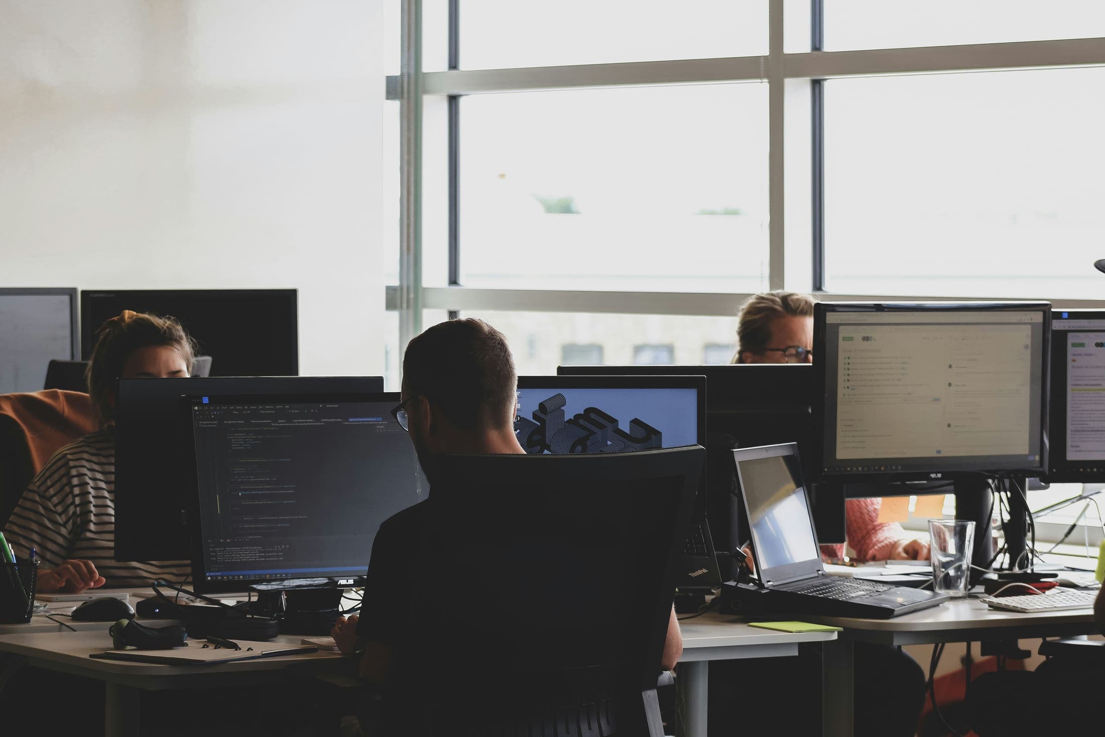 Equipe de desenvolvimento colaborando em escritório