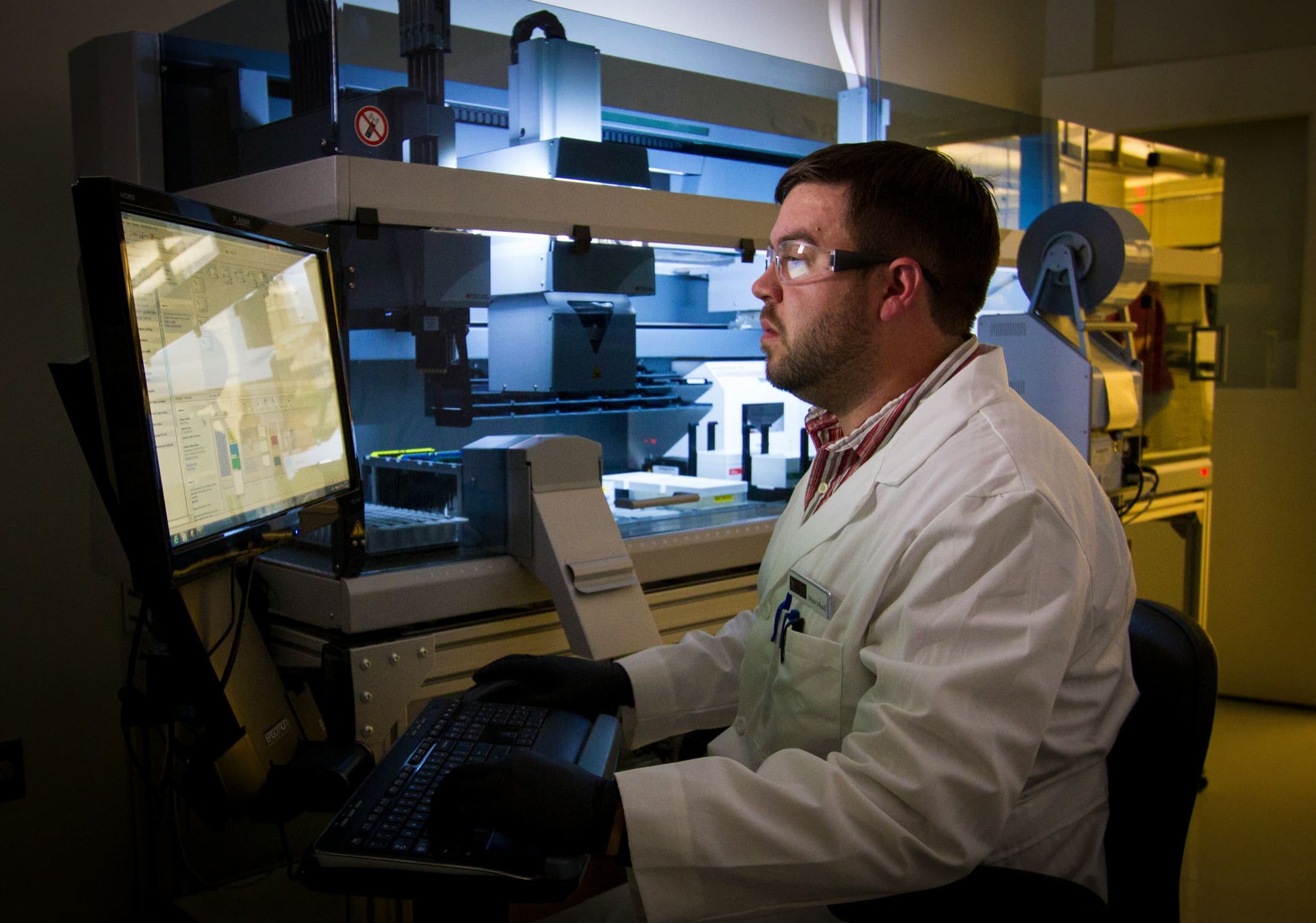 Profissional analisando sistema em laboratório farmacêutico